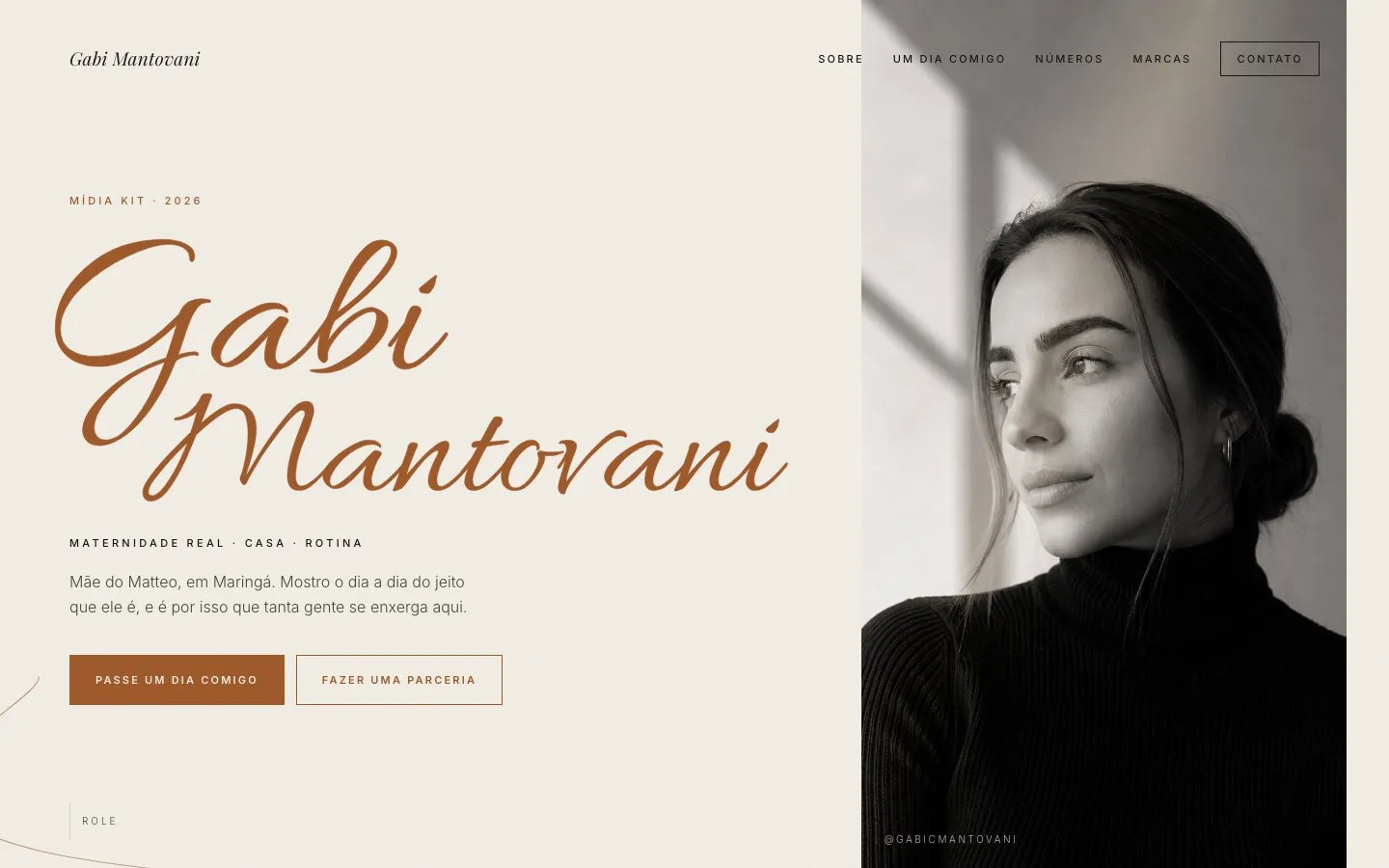 Homepage do mídia kit digital de Gabi Mantovani, com retrato em preto e branco e tipografia editorial